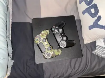 Consola PS4 con 2 controles - miniatura 2