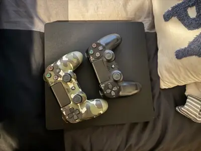 Consola PS4 con 2 controles - miniatura 3