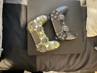 Consola PS4 con 2 controles - miniatura 4