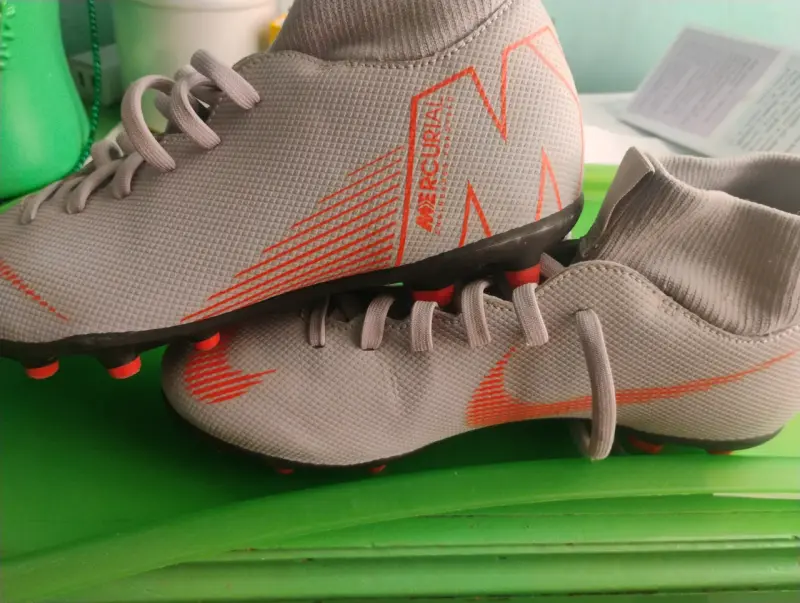 Botines de fútbol grises y naranjas - 1
