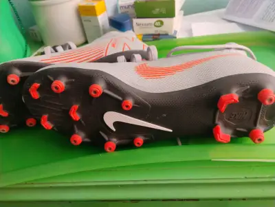 Botines de fútbol grises y naranjas - miniatura 2