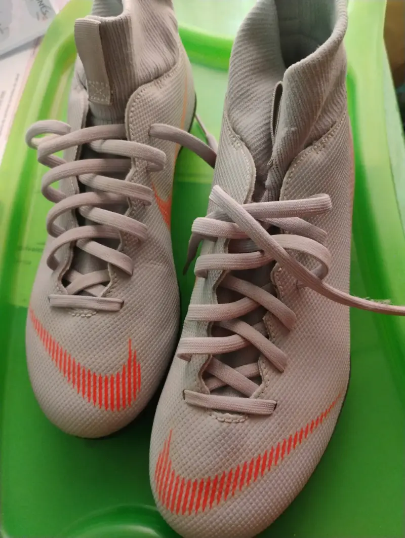Botines de fútbol grises y naranjas - 3
