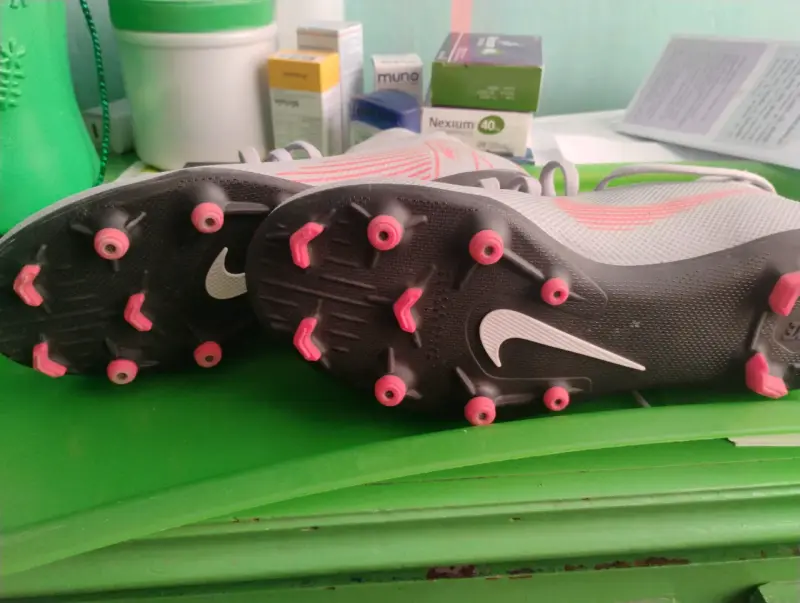 Botines de fútbol grises y naranjas - 4