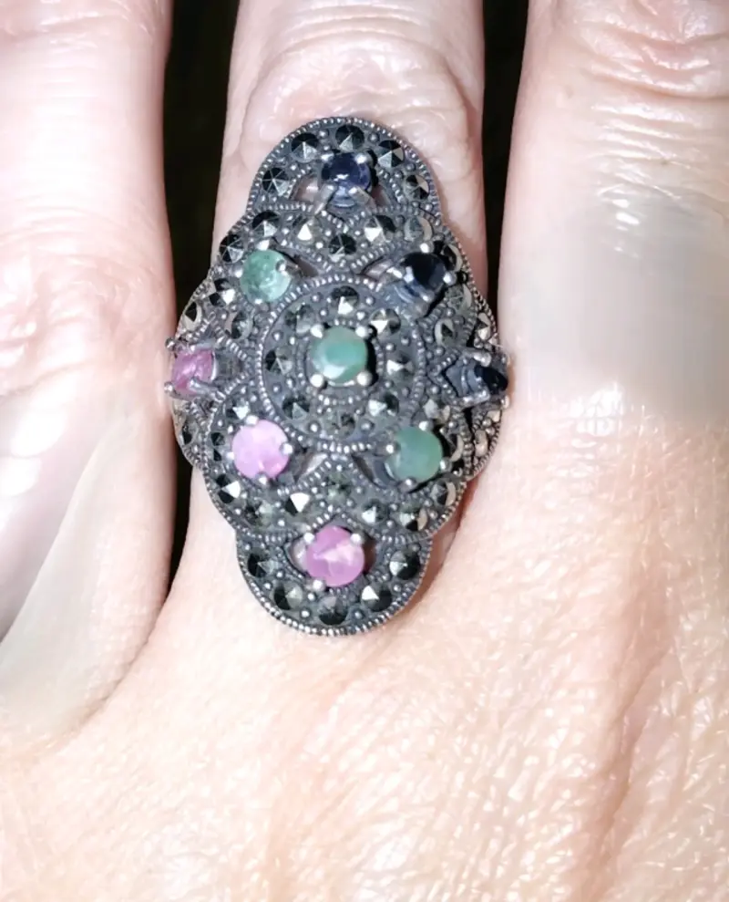Anillo de plata con piedras