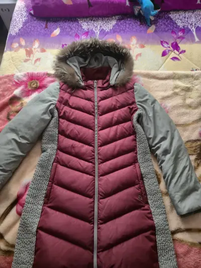 Abrigo acolchado burdeos para mujer - miniatura 1