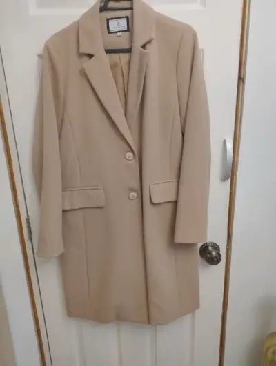 Abrigo beige mujer elegante - miniatura 1