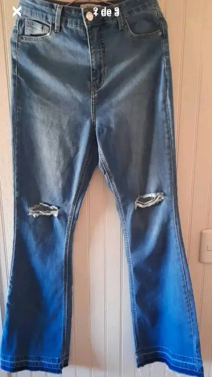 Jeans azules con roturas - 1