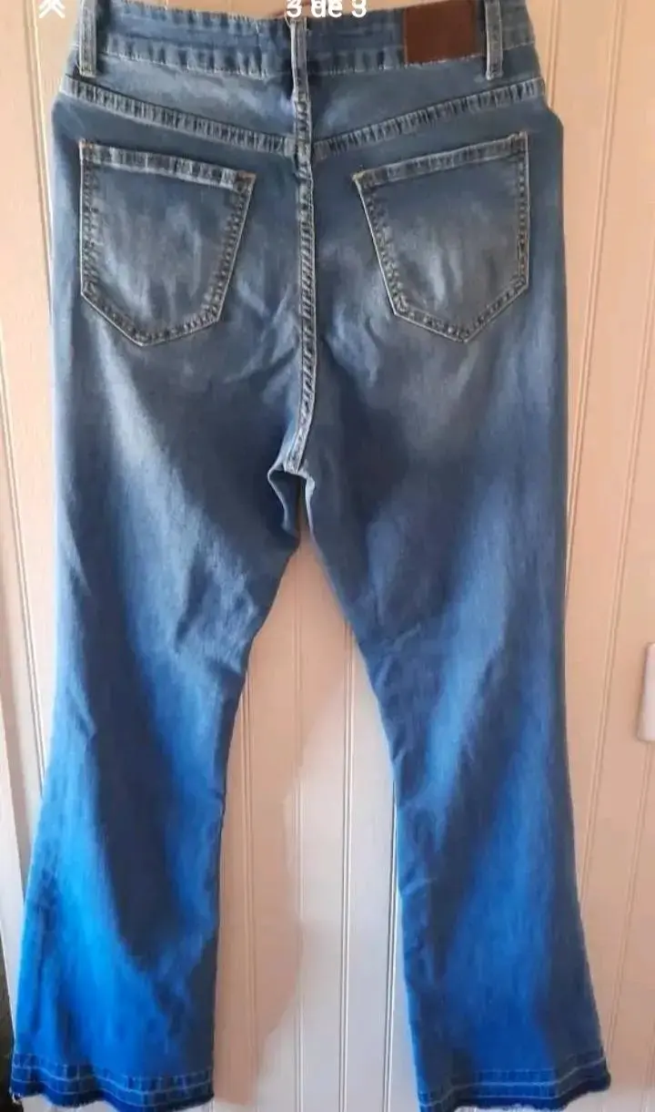 Jeans azules con roturas - 2