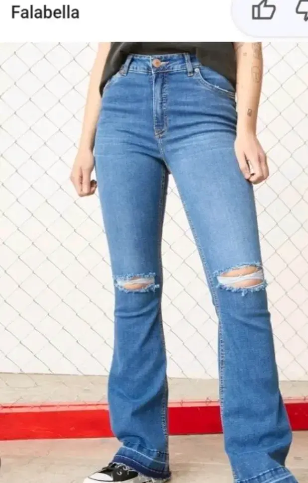 Jeans azules con roturas - 3