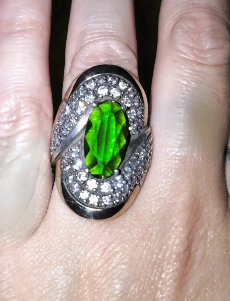 Anillo de plata con piedra verde brillante