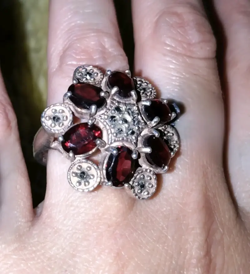 Anillo de plata con piedras granate