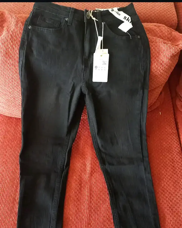 Jeans negros nuevos con etiqueta