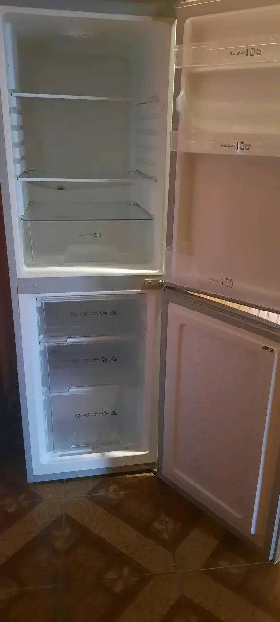 Refrigerador gris Midea - 2