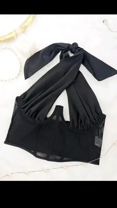 Top halter negro con encaje - miniatura 2