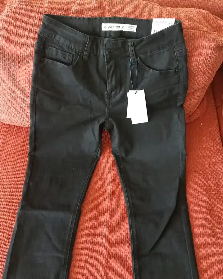 Pantalones negros con etiqueta