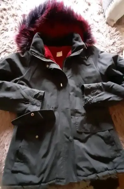 Parka negra con capucha de peluche - miniatura 1