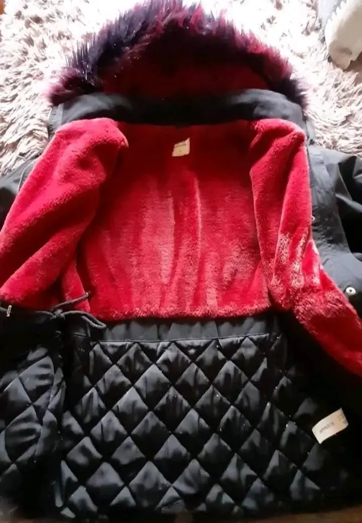 Parka negra con capucha de peluche - 2