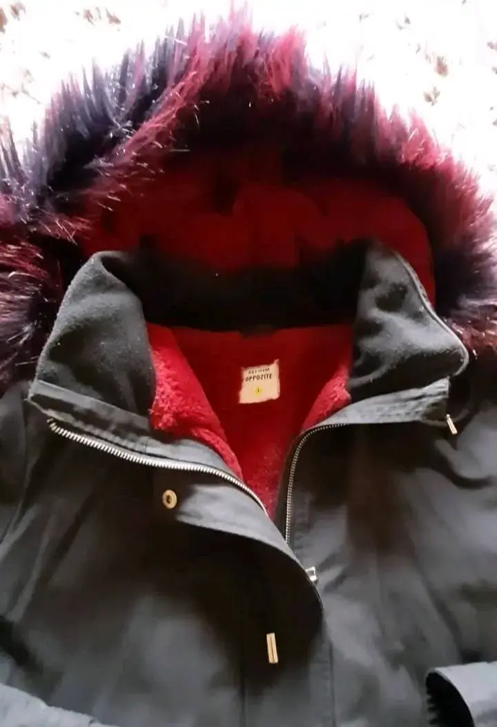 Parka negra con capucha de peluche - 3
