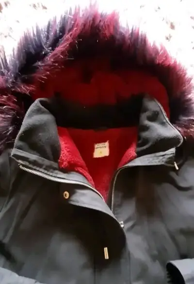 Parka negra con capucha de peluche - miniatura 3