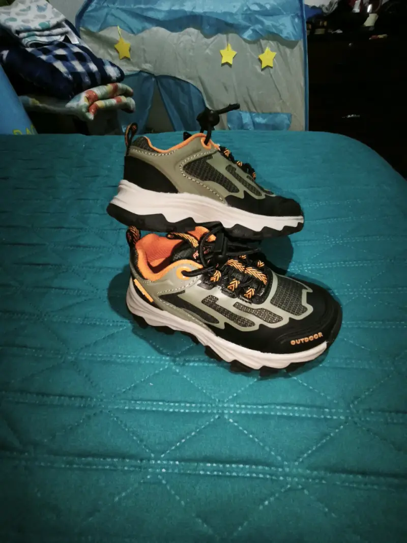 Zapatillas outdoor negras y naranjas ficcus - 2