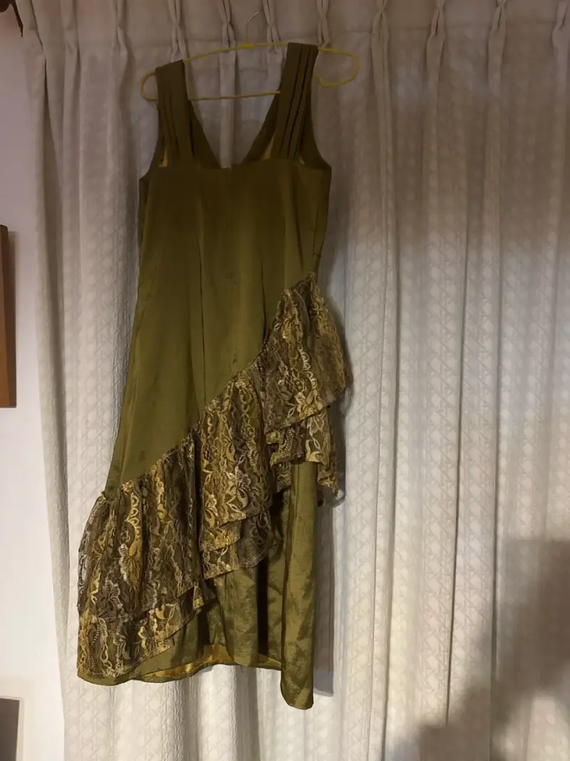 Vestido verde con volantes - 2