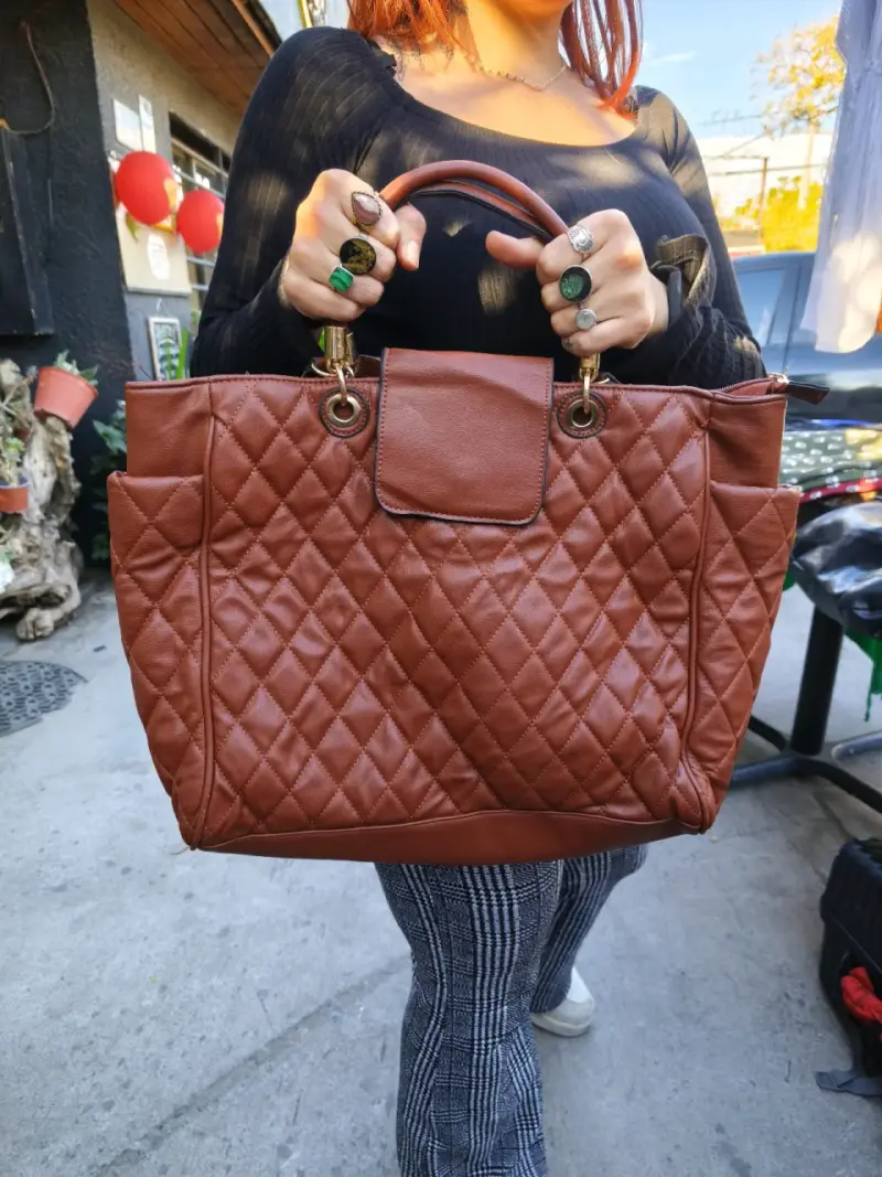Bolso grande marrón acolchado