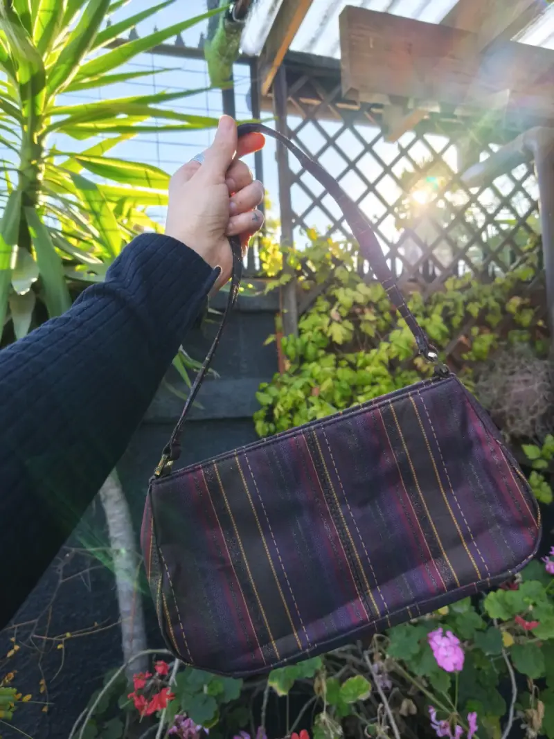 Cartera de mano a rayas