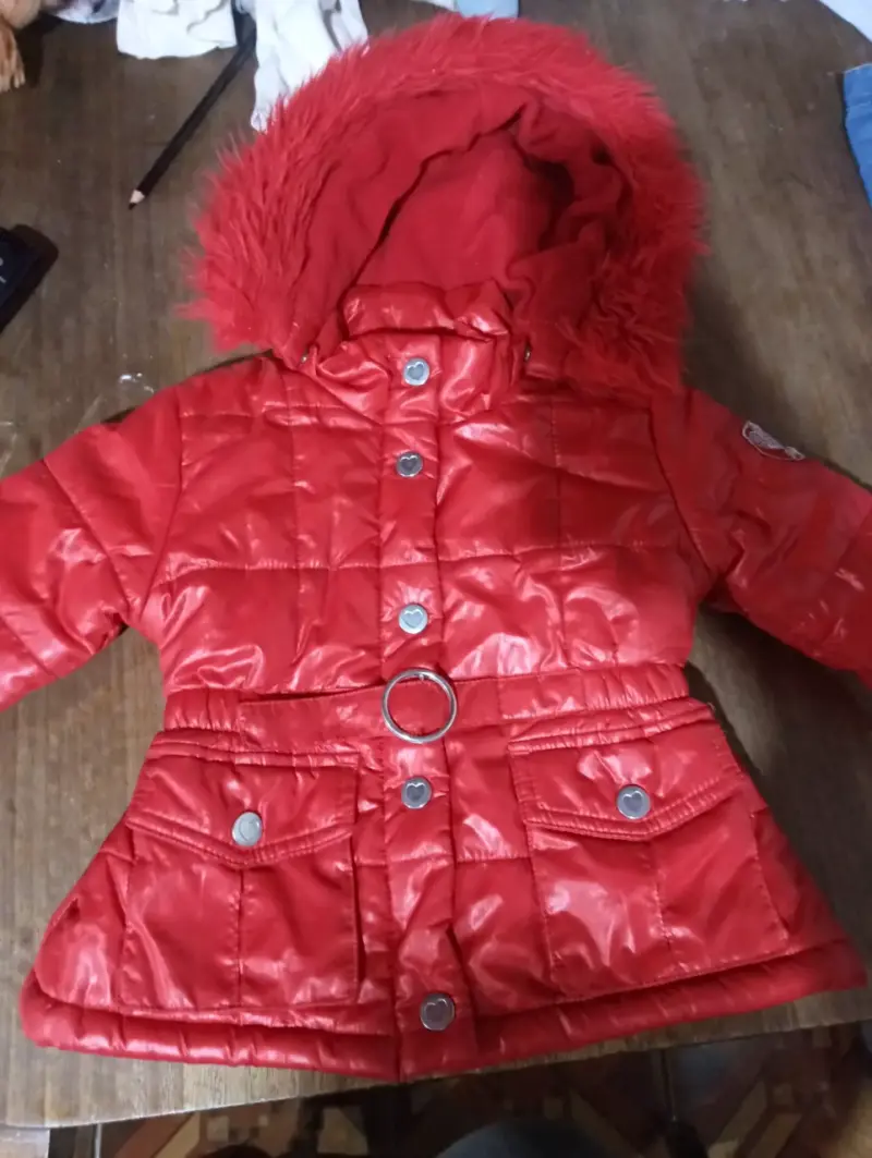 Chaqueta roja para niña con capucha