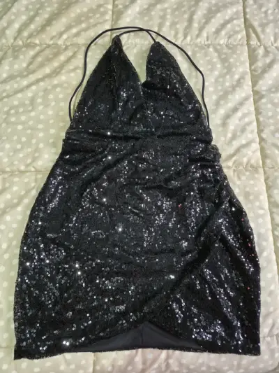 Vestido negro con lentejuelas - miniatura 1