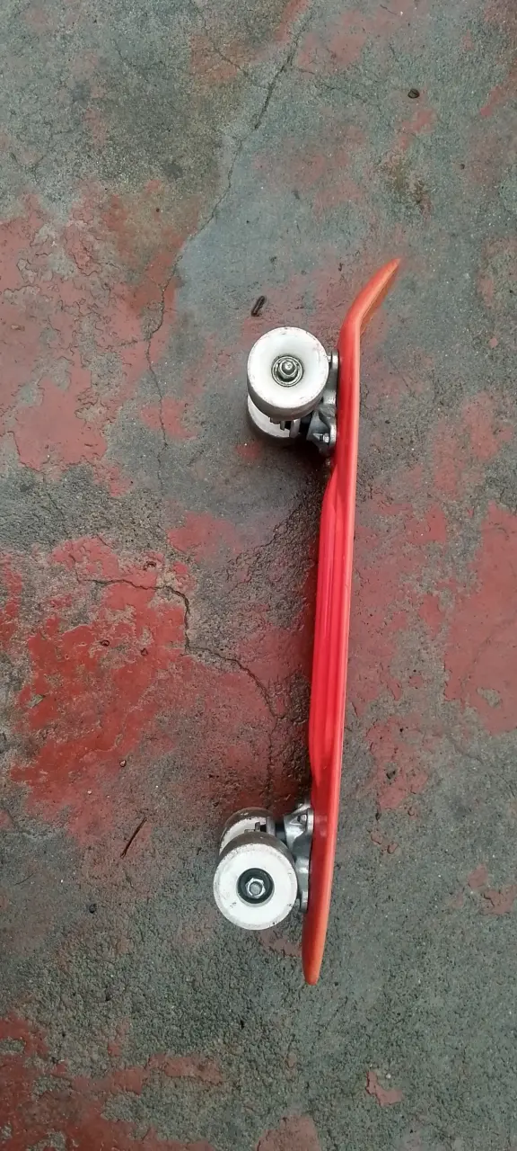 Skateboard rojo compacto - 1