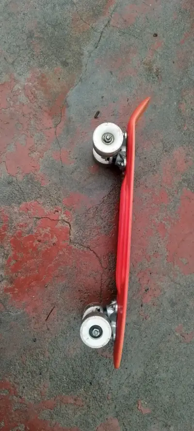 Skateboard rojo compacto - miniatura 1