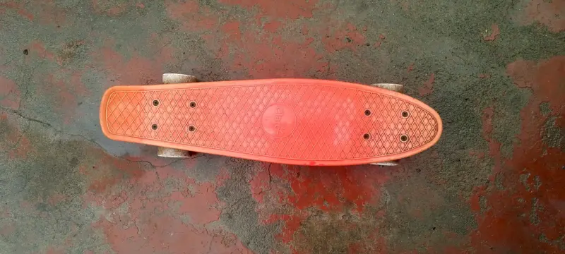 Skateboard rojo compacto - 2