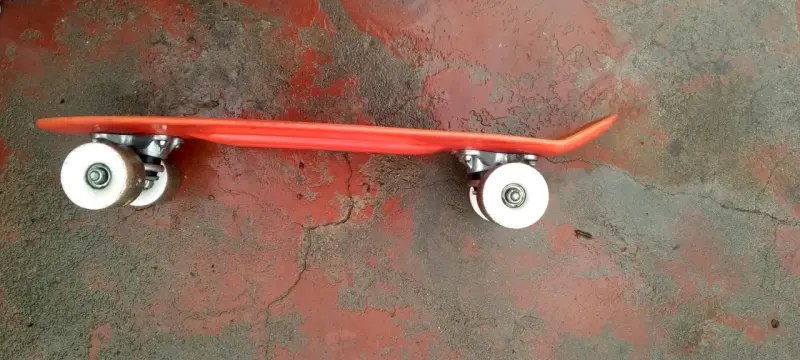 Skateboard rojo compacto - 3