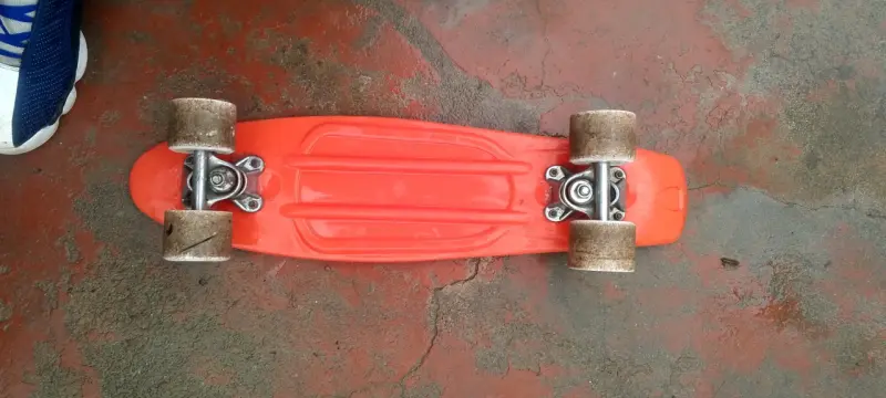 Skateboard rojo compacto - 4