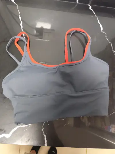 Top deportivo gris y coral - miniatura 1