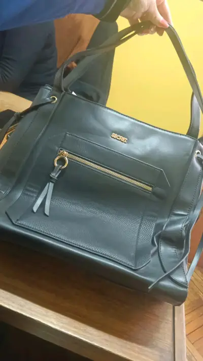 Cartera negra con detalle dorado - miniatura 1
