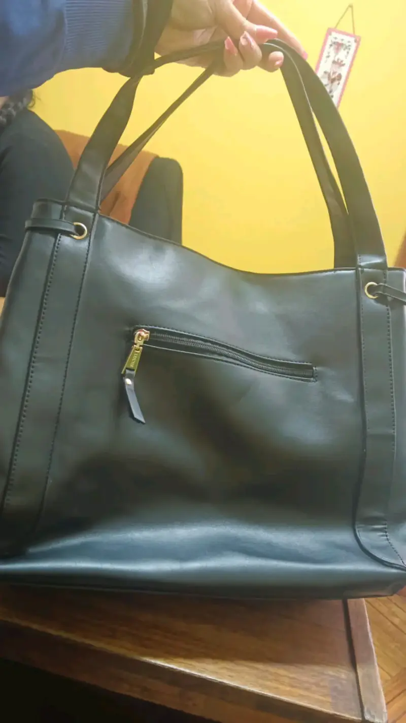 Cartera negra con detalle dorado - 2