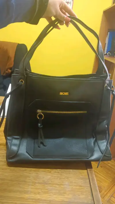 Cartera negra con detalle dorado - miniatura 3