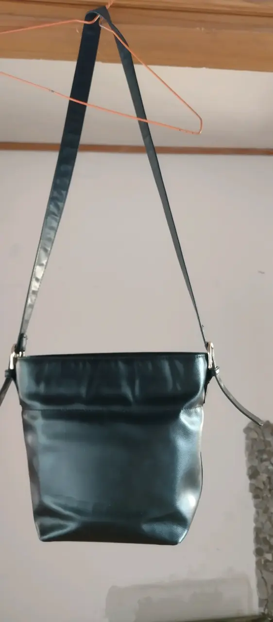 Cartera negra de cuero sintético - 1