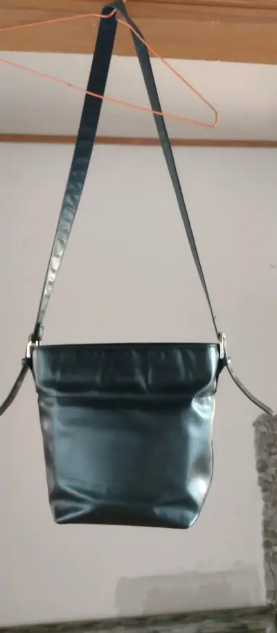 Cartera negra de cuero sintético - miniatura 2