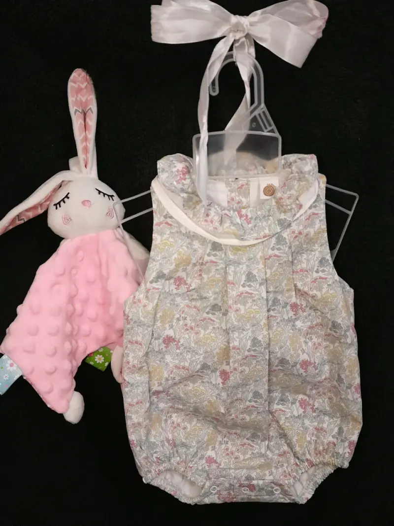 Pelele de bebé con estampado floral