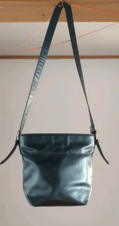 Cartera negra de cuero sintético - miniatura 3
