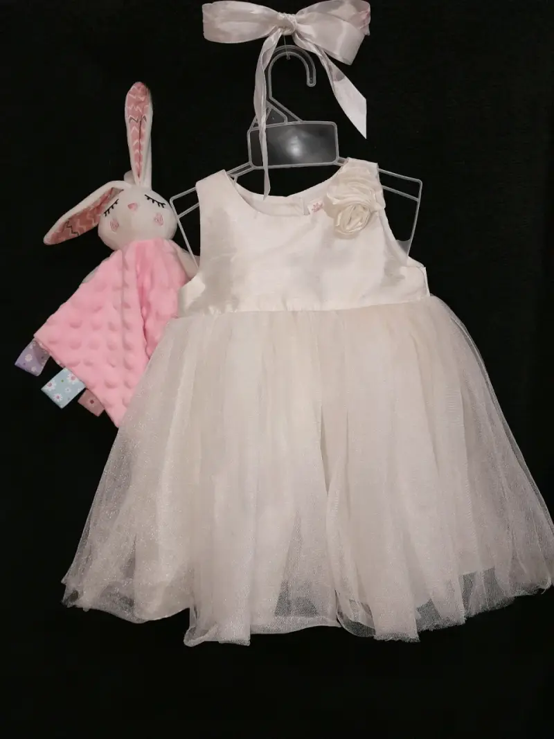 Vestido blanco de bebé elegante