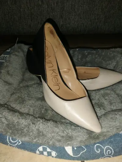 Zapatos tacón beige y negro - miniatura 1
