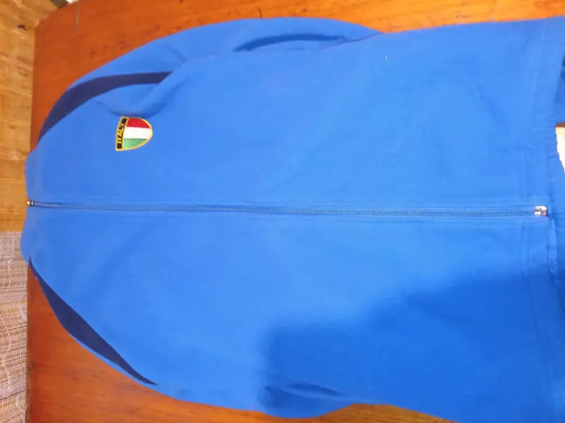 Buzo deportivo azul con cremallera - 1