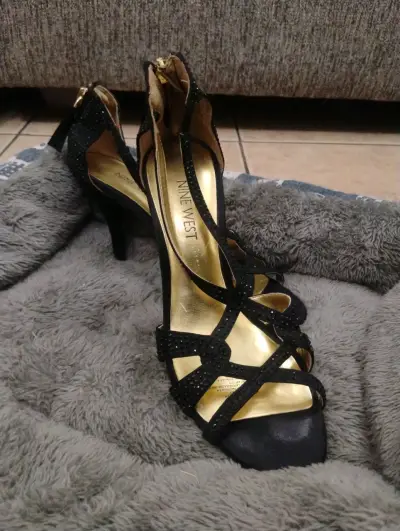 Tacones negros Nine West brillantes - miniatura 1