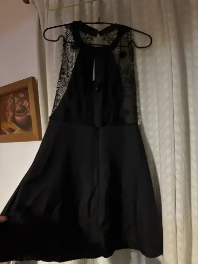 Vestido negro con encaje - miniatura 2