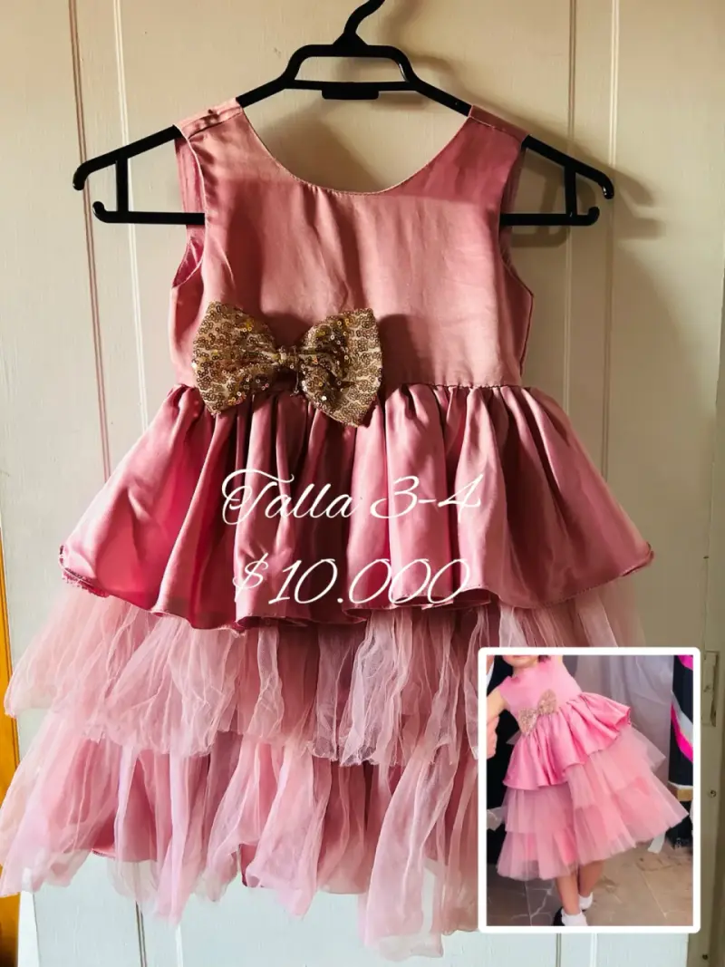 Vestido de niña rosa con lazo