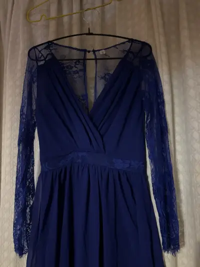 Vestido azul con encaje - miniatura 2