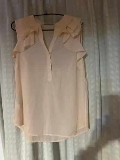 Blusa beige con volantes - miniatura 1
